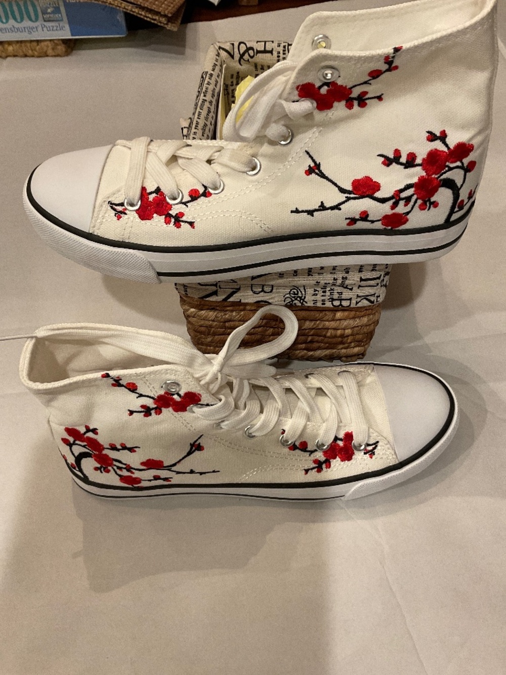 NWOT 9.5 Converse like high tops